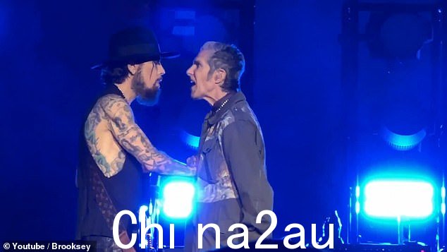 主唱 Perry Farrell 开始对着麦克风咒骂,然后走到吉他手 Dave Navarro 面前,为他在波士顿的 Jane's Addiction 中播放了九首歌曲