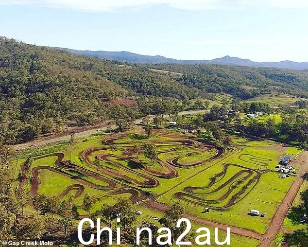 周六早上,该男子在昆士兰州东南部特雷戈尼坎宁安高速公路上的 Gap Creek Moto 越野车赛道(如图)从越野车上飞下后死亡。 class =“blkBorder img-share”style =“max-width:100%”loading =“lazy”/> <p class =“imageCaption”>该男子在Gap Creek Moto越野车上从越野车上飞下来后死亡周六早上,昆士兰州东南部特雷戈尼的坎宁安高速公路上的赛道(如图)</p><h4 class=