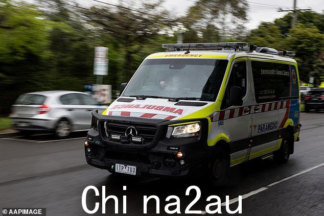 这名 31 岁的刺伤受害者被紧急送往医院,伤势危及生命,而警方正在追捕两名罪犯