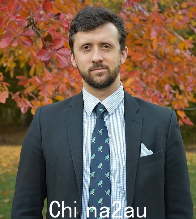 凯西·米歇尔 (Casey Michel) 在他的《外国特工》一书中写道,西方人脉广泛的操纵者愿意协助粉饰邪恶的统治者,并为接触外国政府提供便利,从而严重破坏了我们的民主。欧洲和美国