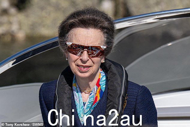 安妮公主在周六的南安普顿游艇展上参观了多艘游艇时,身穿深蓝色夹克,毫不费力地优雅