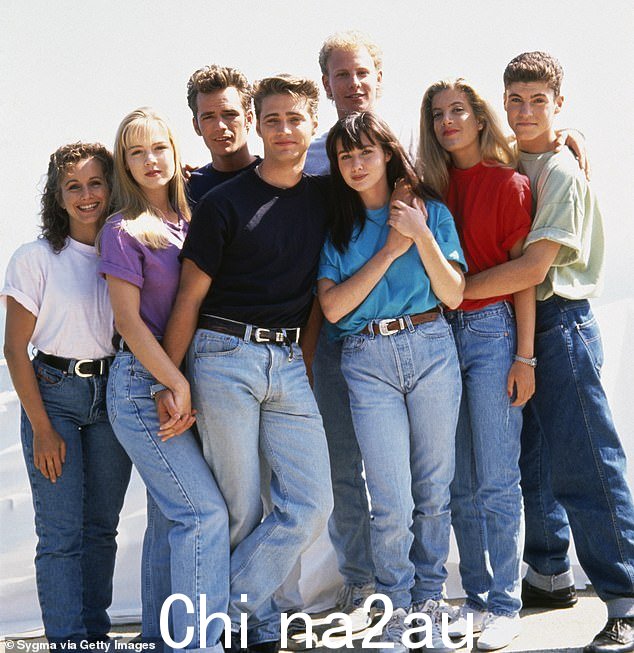 福克斯原版热门电视剧《比佛利山庄》90210 的主要演员在从 1990 年到 2000 年播出 10 季后全部成为明星;年轻的主要演员包括 Gabrielle Carteris、Jennie Garth、已故的 Luke Perry、Jason Priestley、Shannen Doherty、Ian Ziering、Tori Spelling 和 Brian Austin Green