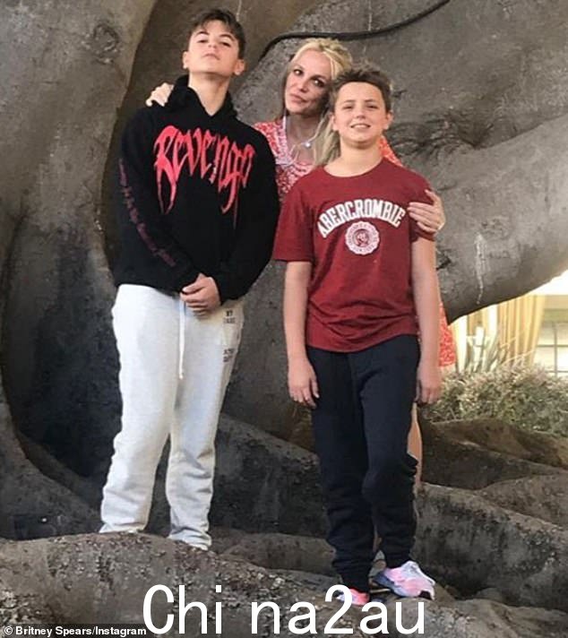 同样在周六,这位歌手在 Instagram 上为儿子 Sean 和 Jayden 写下了甜蜜的生日祝福,庆祝他们双双长大一岁