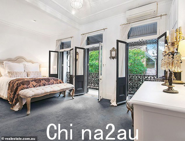 自购买房屋(如图)以来,Nadia 和 Michael 对其进行了色彩缤纷的更新,最近在《Vogue Living》中进行了专题介绍