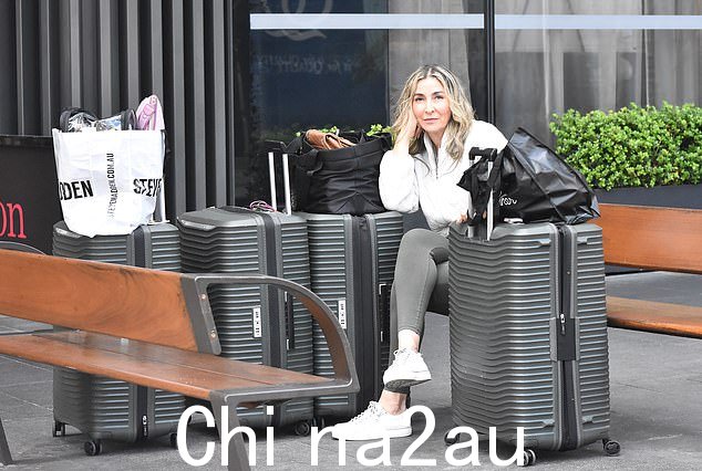 这次目击事件发生在几天前,即将上映的系列剧中最年长的新娘莫雷娜·法里纳(如图)也被发现带着她的手提箱等待被接走