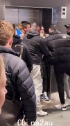 观看斗牛犬队与曼利 NRL 决赛中爆发血腥斗殴的可耻时刻，一名男子在打斗后被送往医院，球迷们为了自身安全而被锁在家里