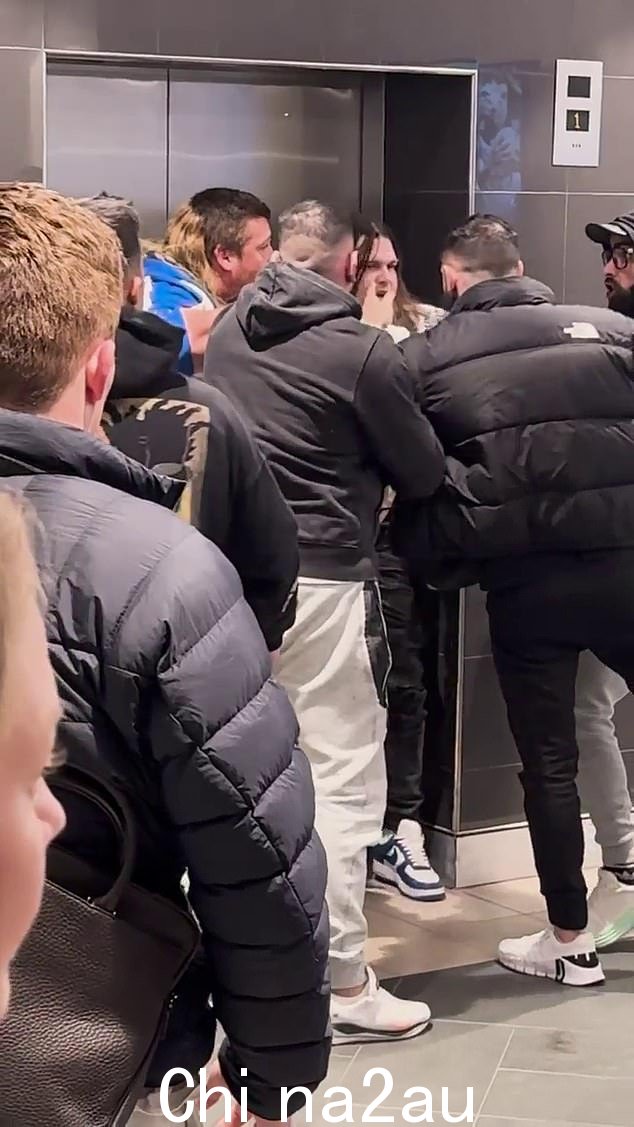一名男子(右三)在事件中脸部似乎被打了一拳,导致一名男子遭受警方所说的“面部大面积伤害”