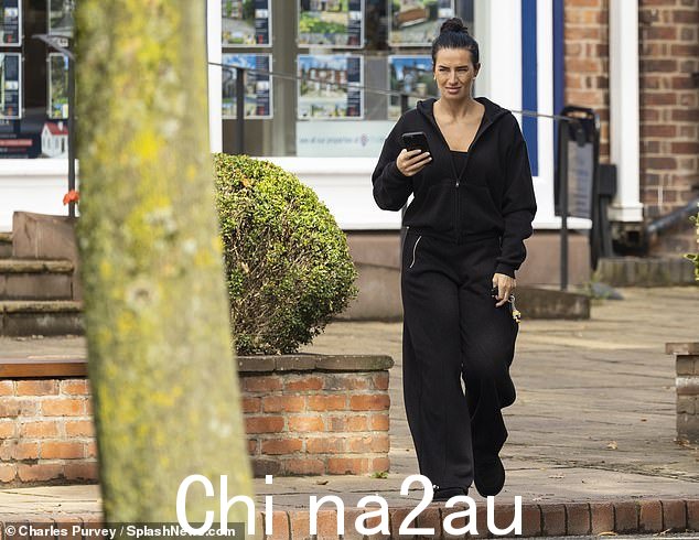 安妮·基尔纳 (Annie Kilner) 周一在威姆斯洛 (Wilmslow) 外出时穿着黑色运动服,保持休闲风格,脸上露出勇敢的表情