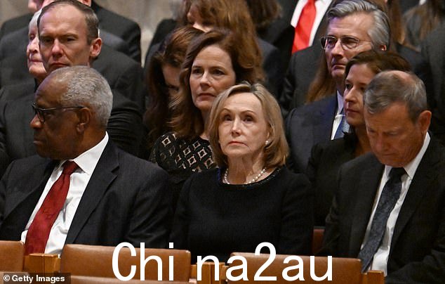去年 12 月,约翰·罗伯茨法官(前右)和他的妻子简·沙利文在前最高法院法官桑德拉·戴·奥康纳的追悼会上