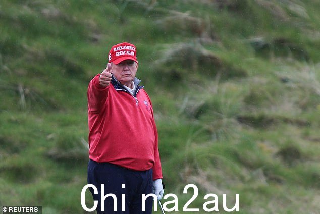 当不竞选时,特朗普经常在他的西棕榈滩俱乐部打高尔夫球。图:唐纳德·特朗普五月在西棕榈滩的俱乐部打高尔夫球时竖起大拇指2023 年 4 月