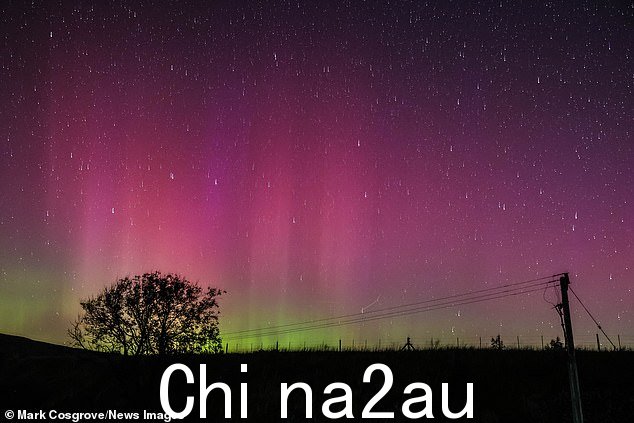 2024 年 9 月 13 日,北极光也称为北极光,照耀在英国约克郡里布尔黑德的里布尔黑德高架桥上