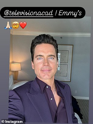 马特·波莫 (Matt Bomer) 突出了他的淡蓝色,选择了海军蓝色礼服和衬衫。《电视艾美奖》最佳男主角提名者写道