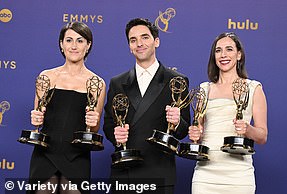 Jen Statsky、Paul W Downs 和 Lucia Aniello(从左到右)赢得 Hacks 喜剧系列编剧奖