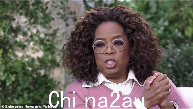 哈里王子将奥普拉·温弗瑞 (Oprah Winfrey) 称为“仙女教母”(在哥伦比亚广播公司 (CBS) 与梅根和哈里一起主持奥普拉节目时拍摄)