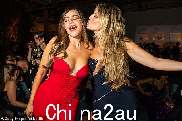 达人秀评委们在聚会上表现得非常好,他们在派对上撅嘴、摆姿势、一起跳舞