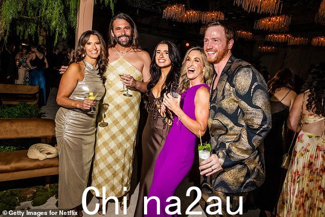(L-R) 莉斯·史密斯,乔纳森·范Ness、Anna Tomlinson、Nicci Smith 和 Mark Peacock 在庆典上精神抖擞