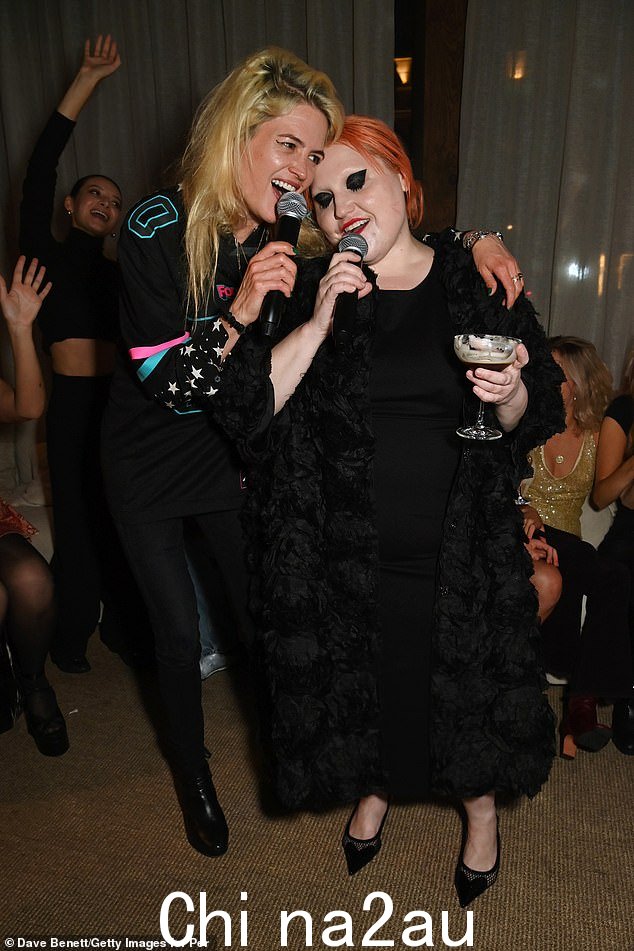这位美国明星在与 Beth Ditto 一起拿着麦克风招待其他与会者时,展示了她标志性的浓黑眼线和浓密的金发