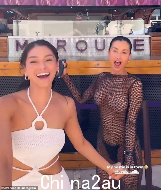 这位前真人秀明星在 Marquee Dayclub 与一位朋友跳舞时,她把自己的身材穿上了一件令人难以置信的不修边幅的礼服