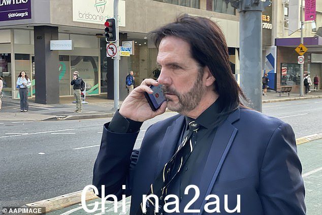 米切尔先生(图为法庭外)辩称乔布斯特先生错误地声称该玩家冷漠地表达了对史密斯先生死亡的喜悦