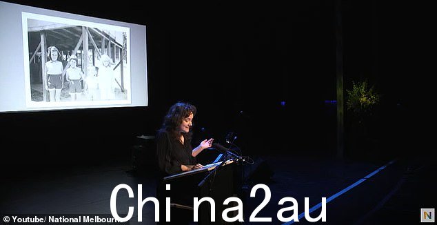 澳大利亚一些最著名的电视和戏剧明星与深受喜爱的演员珍妮特·安德鲁哈莎 (Janet Andrewartha) 的直系亲属一起在墨尔本举行的公共服务中纪念她。图为:珍妮特的女儿埃洛伊丝 (Eloise) 在国家剧院