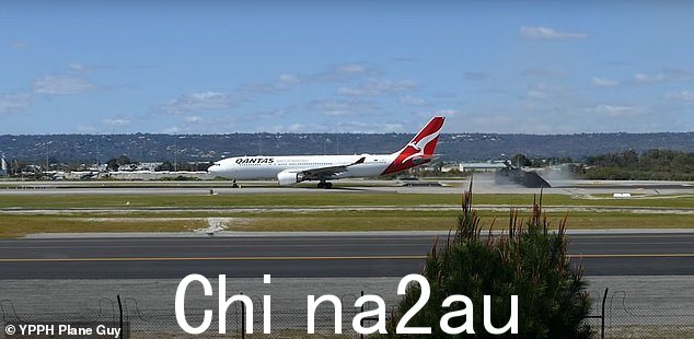 当飞往新加坡的澳洲航空 QF71 航班起飞时,视频显示了新铺设跑道的空中碎片