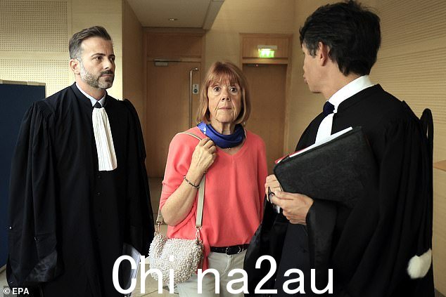Gisele Pelicot(中)在律师 Stephane Babonneau(右)和 Antoine Camus(左)的护送下,于 9 月 16 日离开法国南部阿维尼翁的刑事法庭