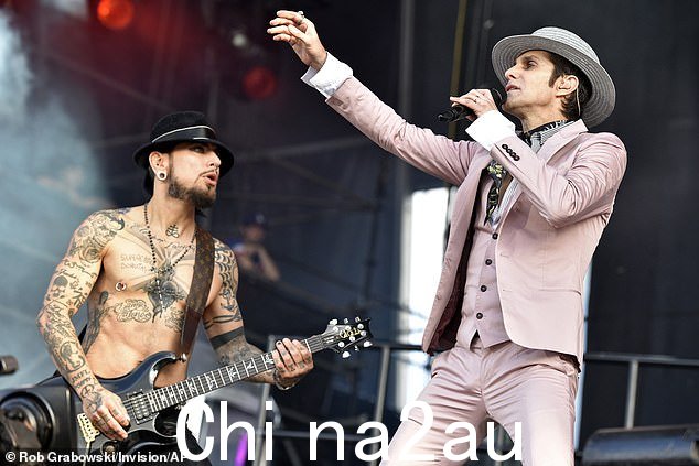 Dave 早在 1996 年就加入了 Jane's Addiction,当时乐队由于 1991 年的内讧和个人紧张关系而解体