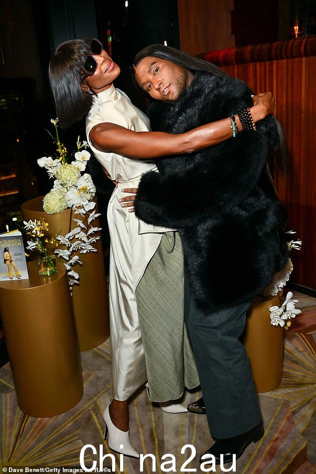 娜奥米·坎贝尔 (Naomi Campbell) 身穿白色长款缎面衬衫,在好友 Law Roach 周一晚上在伦敦举行的新书发布会上为其提供支持,展现出时尚的身材