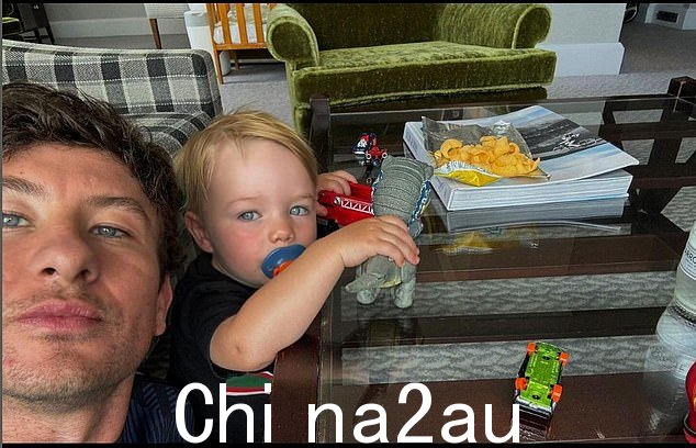 上个月,这位爱尔兰万人迷分享了他与儿子关系的罕见见解,并与两岁的儿子拍了一张自拍照