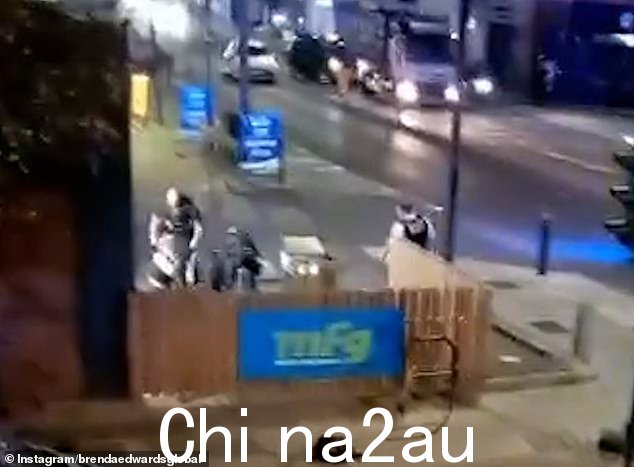 大都会警察局证实已收到有关逮捕的投诉,专业标准部门正在对此进行调查,但尚未有警员因该事件而被停职或停职。