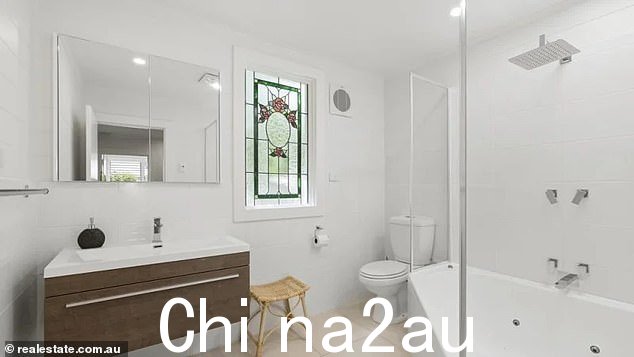 两人购买了 1950 年代的小屋,翻新作为度假屋