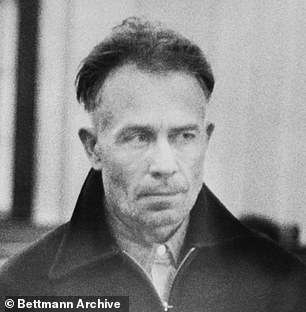 Gein,被称为普兰菲尔德屠夫和普兰菲尔德食尸鬼,是一名杀人犯和尸体抢夺者,他从墓地中挖掘尸体,用骨头和皮肤制作“皮衣”死者的。” class=