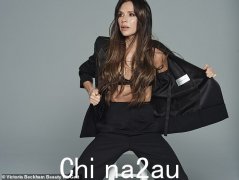 维多利亚·贝克汉姆 (Victoria Beckham) 在《时尚：90 年代》中谈论自己早期对时尚的热爱时，回忆起上学时使用的一个破旧的 Gucci 购物袋，并在房间里展示空