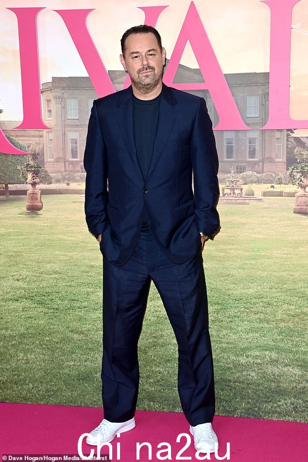 丹尼·戴尔 (Danny Dyer),47 岁,也是八集系列剧的主演,走上粉红地毯