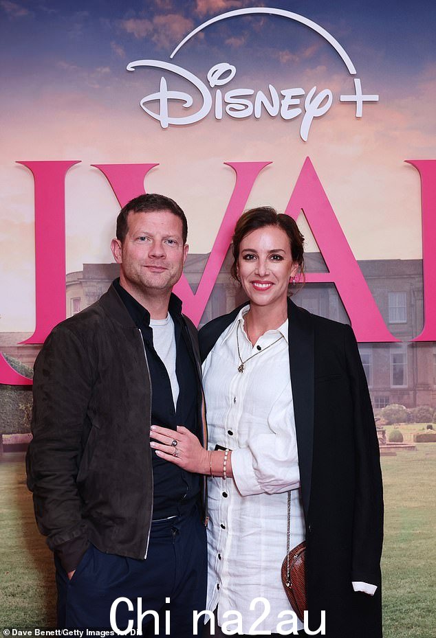 德莫特·奥利里 (Dermot O'Leary) 与迷人的妻子迪伊·科潘 (Dee Koppang) 一起出席在伦敦举行的迪士尼+《宿敌》放映活动,身着绒面飞行员夹克,展现出时尚休闲的形象