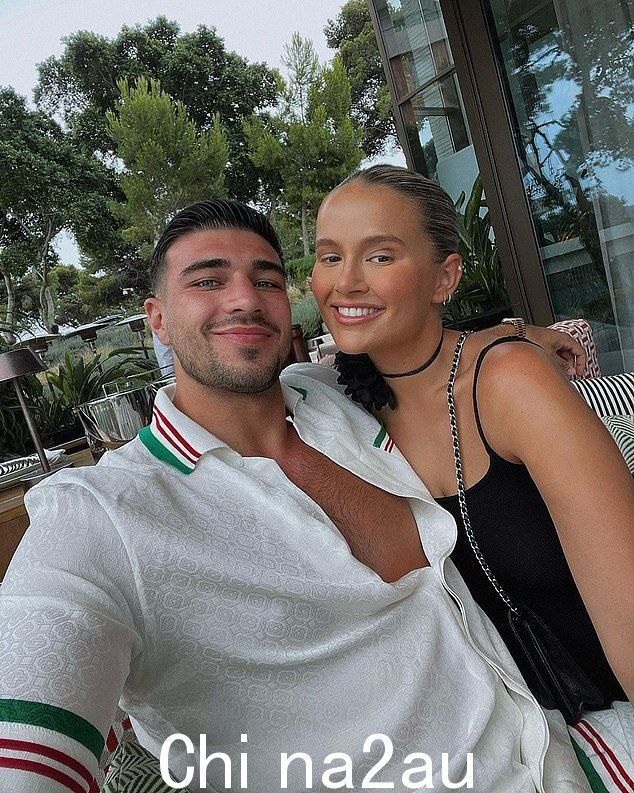 Molly 和 Tommy 在约会五年后于上个月结束了订婚,并迎来了 20 个月大的女儿 Bambi