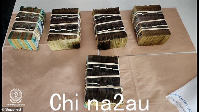 如图,警方在突袭中查获 80,000 美元现金