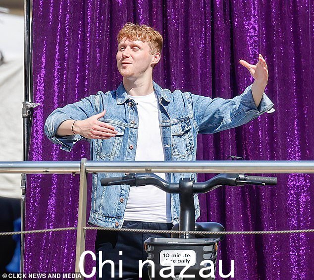 EastEnders 明星 Jamie Borthwick,30 岁,似乎正在伦敦市场拍摄《舞动奇迹》的一段片段