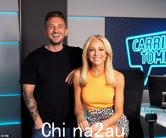 Tommy Little 在出现在第十频道的《谢天谢地,这周你来了》后,因与 Carrie Bickmore 的绯闻而被取笑