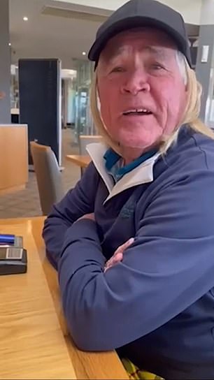 70多岁的男人戴着假发,穿着裙子