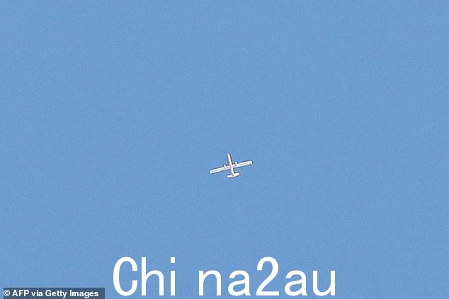 2024 年 9 月 18 日,在贝鲁特南部郊区,数百台寻呼设备在黎巴嫩各地爆炸,造成致命的爆炸,在葬礼上,一架无人机在天空中盘旋