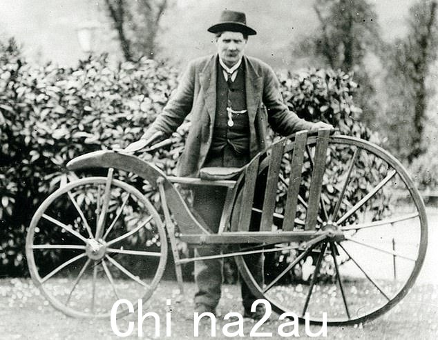 该地区因柯克帕特里克·麦克米伦 (Kirkpatrick Macmillan) 的出生地而闻名(如图),这位苏格兰铁匠因发明踏板自行车而闻名