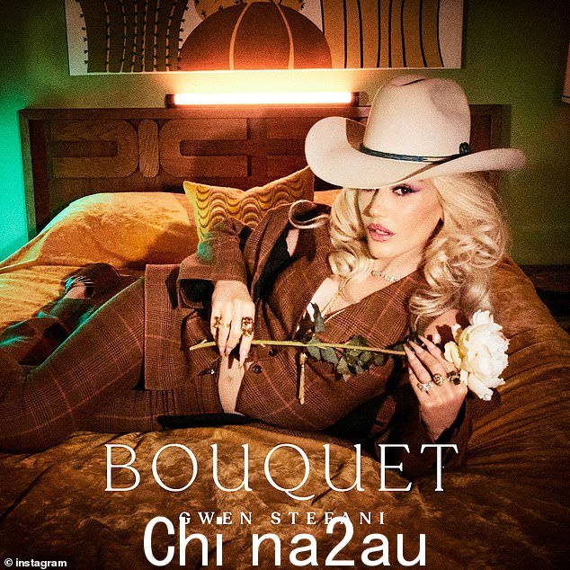 格温·史蒂芬尼 (Gwen Stefani) 周三宣布了一张名为《花束》(Bouquet) 的新专辑。这位 54 岁的金发美女戴着女牛仔帽,身穿三件套格子西装,躺在床上。床上,暗示她的新曲目将带有乡村气息