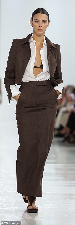 Vittoria Ceretti(如图)和 Irina Shayk 在米兰时装周 Max Mara 秀场上显得毫不费力地别致——在莱昂纳多·迪卡普里奥被发现支持女友之后