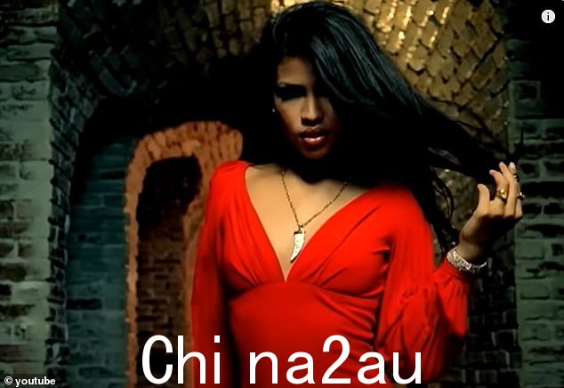 Cassie,38 岁,在 2006 年热门歌曲《Long Way 2 Go》的音乐视频中佩戴了这条项链