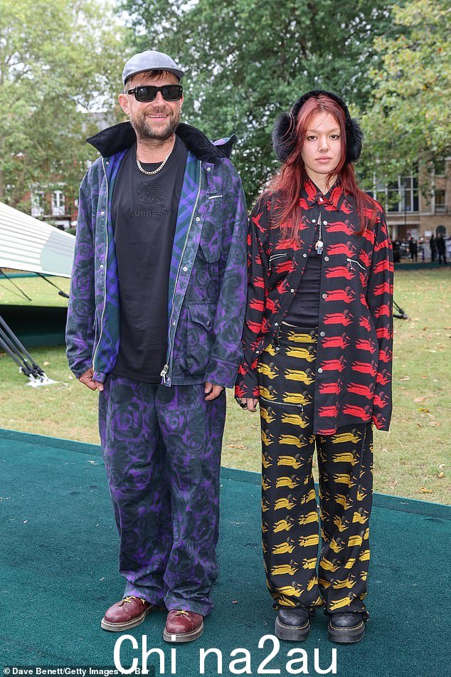 10 号是 Missy Albarn,Damon Albarn 和 Suzi Winstanley 的女儿
