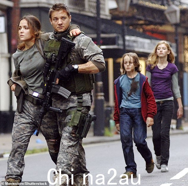虽然大多数电影都使用德国制造商 ARRI 集团的摄影机,但导演丹尼·博伊尔认为 18 年来的第一部“28”电影需要一些不同的东西(如图:28 周之后)