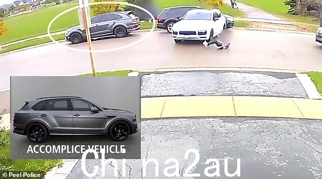 警察称他们还在寻找另一辆灰色SUV,他们认为这是盗窃案的同谋