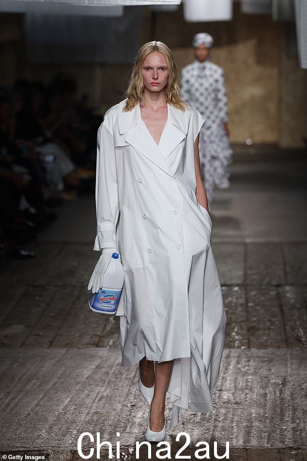 这个系列至关重要,因为这是 Appiolaza 为 Moschino 举办的首场完整女装秀