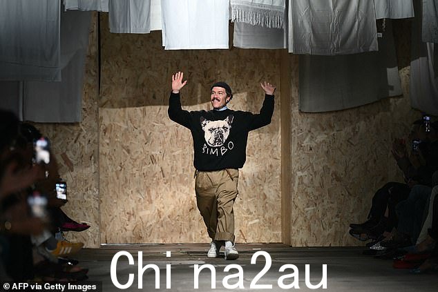 Moschino 的 Adrian Appiolaza 继六月广受好评的男装秀之后,推出了他的第二个女装系列